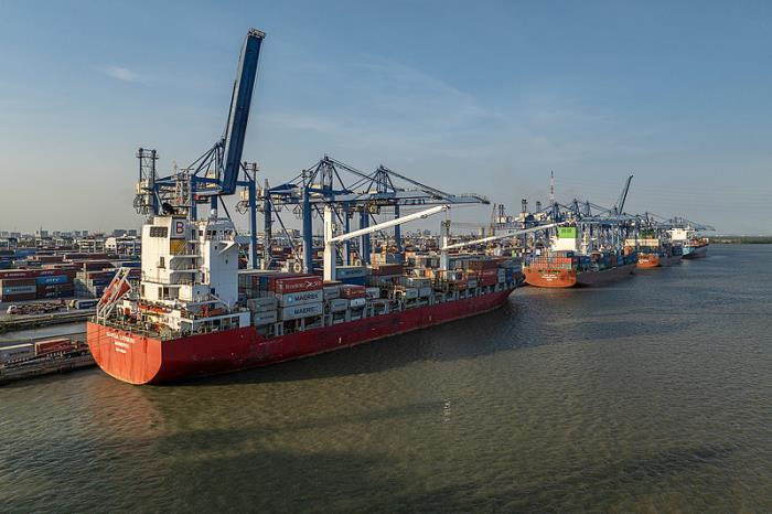 美媒:阿里成电商界新宠,亚马逊欲借物流网突围相应资料 美媒:阿里成电商界新宠,亚马逊欲借物流网突围相应资料